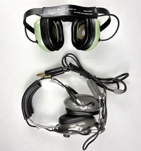 Pa11-40 David Clark & Pilot Avionics H7061 11-40 2 Vtg Aviation Headsets- Model And Clean Pa11-40 David Clark & Pilot Avionics H7061 11-40 2 Vtg Aviation Headsets- Model And Clean