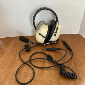 031675 Peltor 7004 Aviation Headset With Mic Clip Dual Plug